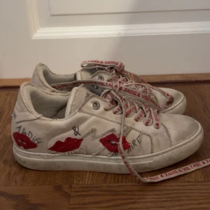 ZADIG & VOLTAIRE SKOR - Vita sneakers från Zadig & Voltaire. Använda men inga problem med dem, tvättas innan frakt. Köpte för ca 1 och ett halvt år sedan. Köptes för 2750kr