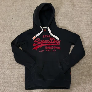 Fodrad Superdry hoodie - Tja! Säljer nu denna feta hoddien från Superdry! Den är fodrad så perfekt till dessa lite kallare dagar!❄️ Hoodien är i storlek XS skulle jag säga. Skick: 10/10 Inga defekter! Nypris: 1499kr❌‼️ Vårat pris: 499kr✅