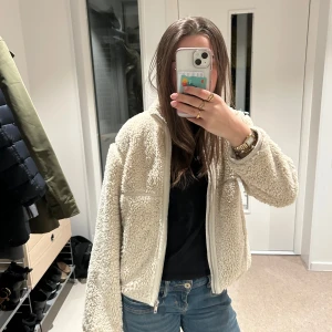 Teddyjacka  - säljer en jättefin teddyjacka ifrån h&m💞inga defekter 💞 i storlek 146/152 men den sitter mer som en xs 💞 skriv vid frågor 💞