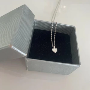 SOPHIA halsband med hjärthänge - Super gulligt💞💞 nypris var 329kr, säljer eftersom att jag inte tycker om silver längre