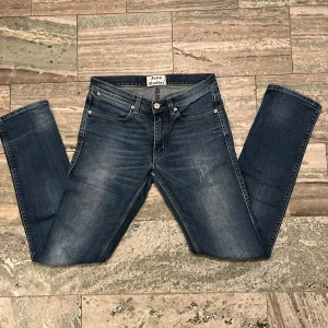 Acne Studios jeans - Tjena! Säljer nu ett par feta Acne Jeans. Jeansen sitter slimfit och storleken är 29/32. Dem passar dig som väger 60-70 kg och är 175-185 cm lång. Nypris ligger på 3000 och jag säljer dem för 549. Kom gärna med fråga och priset är inte hugget i sten! ⚜️