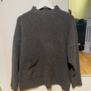 Grå tröja från Zara - Säljer en jätte fin tröja från Zara med en ficka på sidan💕 (lånade bilder)