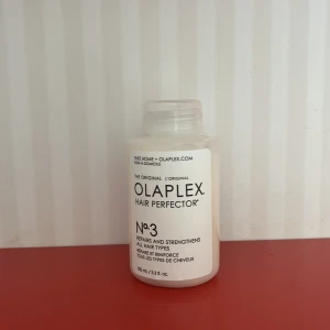 Olaplex No.3 Hair Perfector - Den är oanvänd, Olaplex No.3 Hair Perfector är en hårbehandling som reparerar och stärker alla hårtyper. Produkten kommer i en vit plastflaska med skruvlock och innehåller 100 ml. Perfekt för att förbättra hårets struktur och glans.