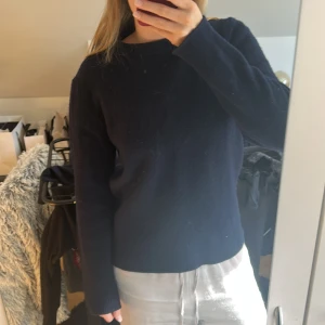 Mörkblå stickad tröja - Säljer en sticks tröja från Massimo dutti i storlek L men skulle säga att den är mer som en xs-s🥰