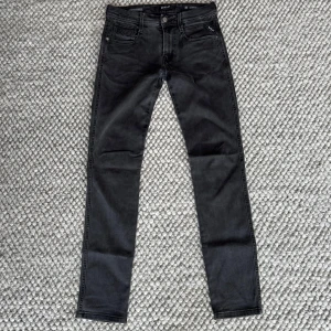 REPLAY ANBASS HYPERFLEX JEANS - Replay anbass hyperflex jeans - Slim fit passform - Storlek W29/L32 - Nypris runt 1800kr -  Deluxecloset