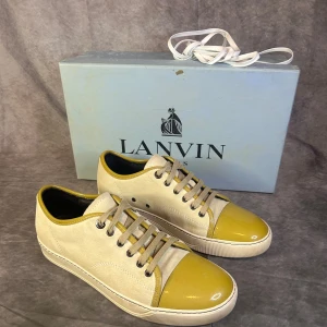 Lanvin toecap sneaker - Mycket fint skick | Size Uk7 passar 41/42 | box och snören medföljer | Följare får 100 kr rabbat | fraktar spårbart inom 24 timmar med PostNord eller instabox |