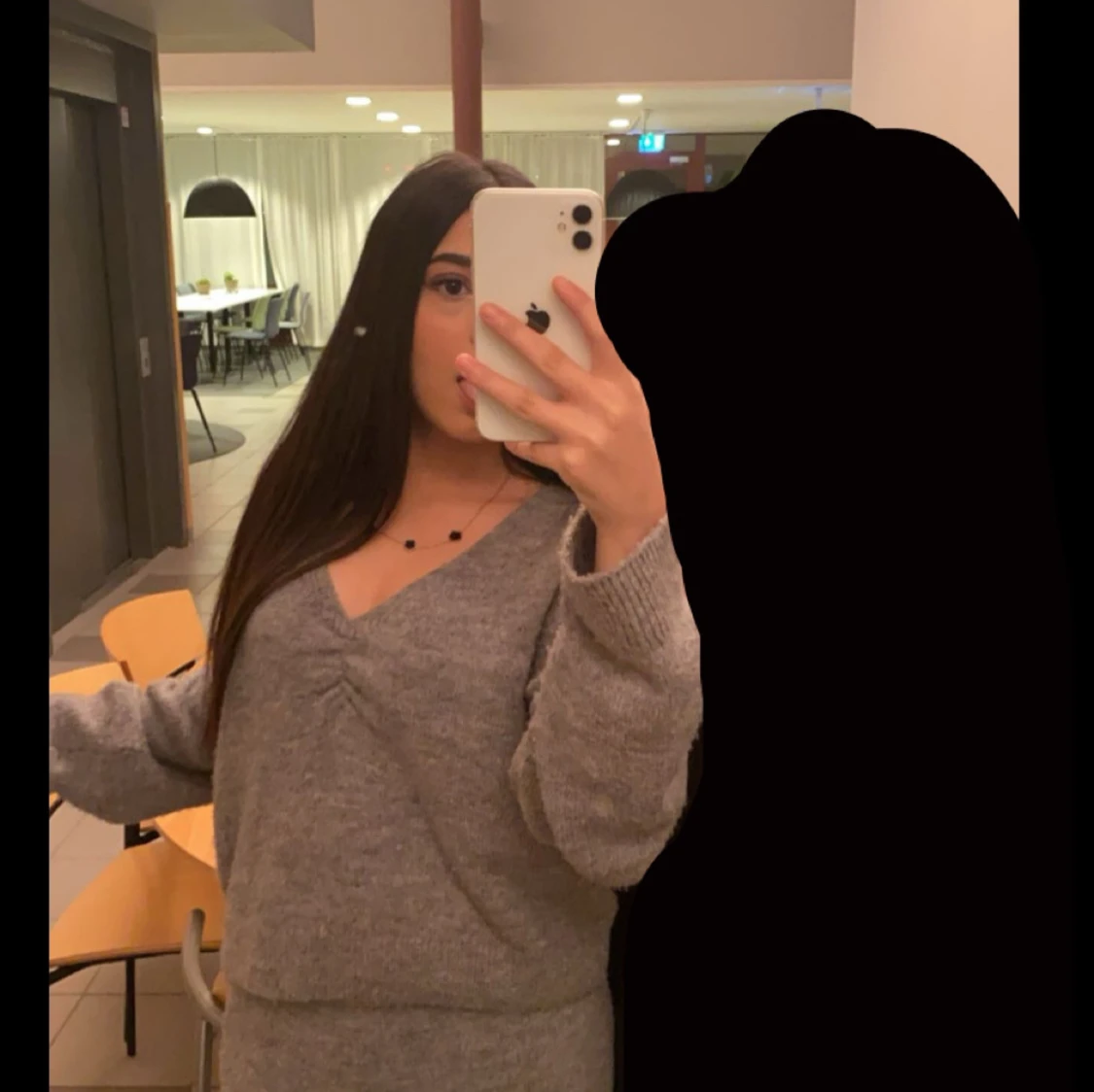 Grå stickad tröja och kjol