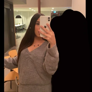 Grå stickad tröja och kjol  - Mysig grå stickad tröja och kjol passar perfekt för allt !