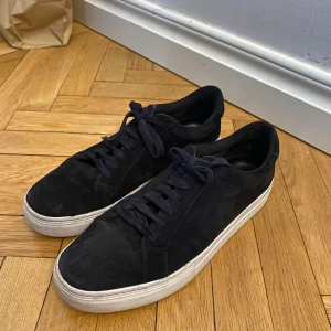 Marin sneakers från Vagabond - Paul 2.0 skor från vagabond. Skorna är i mocka. Dem är flitigt använda, bara att fråga efter mer bilder👍
