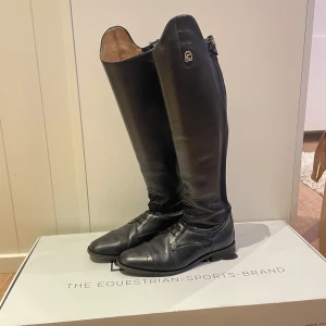 Ridstövlar - Säljer mina favorit ridstövlar från The Equestrian Sports Brand, Cavallo. Stövlarna har snörning och passar bra för hoppintresserade ryttare.  Stövlarna är måttbeställda därav måtten.                                                                                                                                                                  Mått:  skostorlek - 39              Under knäveck 32 cm Bredaste delen av vaden 34 cm        vristen 21 cm höjd 46 cm