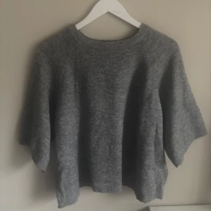 Trekvarts ärmad stickad tröja - Säljer en grå trekvartsärmad stickad tröja, perfekt nu inför våren. Inga defekter och i storlek s. Skriv privat i dm för fler frågar, diskutera prisförslag m.m💕