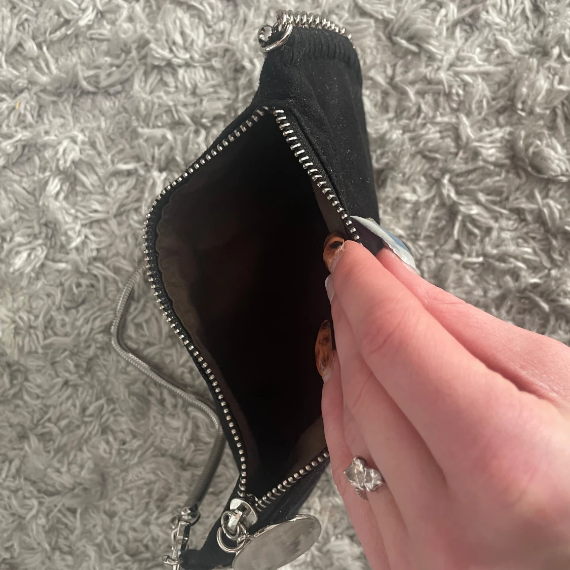 Svart axelväska med kedjedetaljer - 2