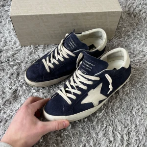 Golden Goose Navy - Säljer dessa otroligt eftertraktade Golden Goose skorna som är nästintill omöjliga att få tag på i detta skick! | Skorna väldigt bra skick och syns knappast att dom blivit använda ett par gånger! | Alla tillbehör kommer med och kvitto finns! | Ställ gärna frågor innan du köper!