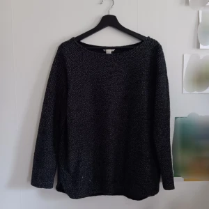 Långärmad stickad tröja - Tunn, stickad långärmad tröja. Jag brukar använa den som miniklänning. Säljes då den inte kommer till användning längre [bara att skriva om frågor eller fler bilder!]