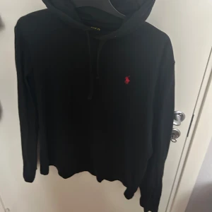 Ralph lauren hoodie  - Skön hoodie från Ralph Lauren, väldigt bra skick. Storlek M men sitter nog mer som en s. Kan tänka mig gå ner i pris vid snabb affär🤝