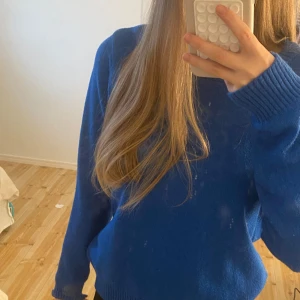 Blå tröja från VILA - Säljer en snygg blå tröja från VILA. Tröjan har en klassisk design med långa ärmar och ribbade muddar vid ärmslut och nederkant. Perfekt för en stilren look. 💙