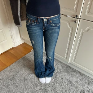 True religion jeans  - True religion low waist bootcut. Storlek 25 men små. Midjemått: 35 cm och innerbenslängd: 81 cm 