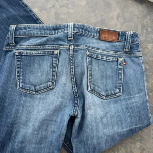 Snygga low waist jeans - Jätte snygga lågmidjade jeans från bigstar. Midjemått rakt över 40cm. W28 L32.