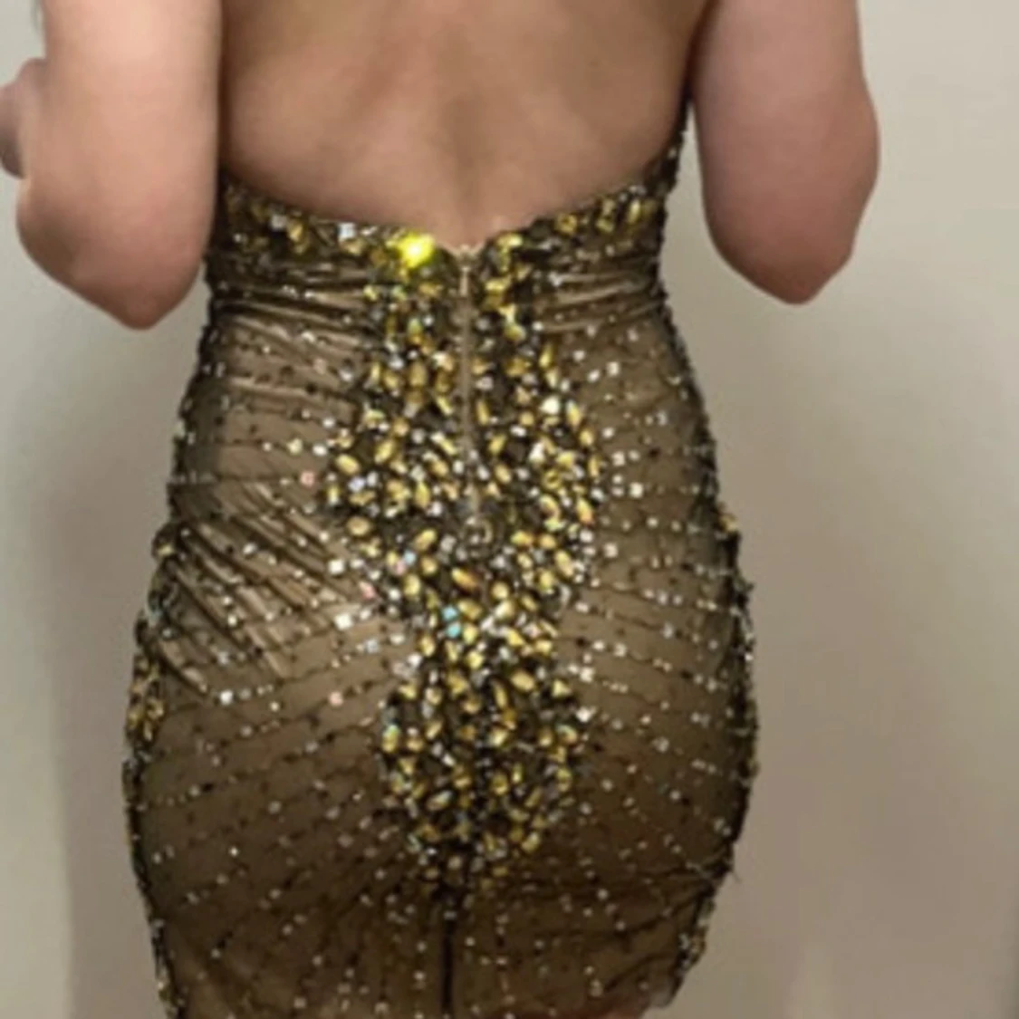 Glittrig klänning med paljetter - 1