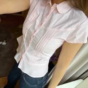 Kortärmad skjorta💗 - Superfin topp från Motel rocks som tyvärr inte kommer till användning, endast testad så som ny🥰 köpt för 51€