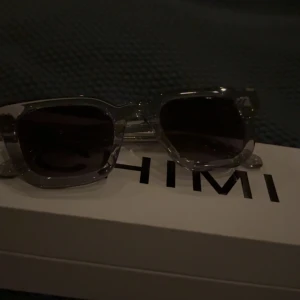 Chimi 04 glasögon - Hej säljer iväg mina chimi 04 kill model för att jag ej använder dom. Är i väldigt fint skick och inte några större repor. Bara några få små. Är väldigt bra och sköna glajjor. Mvh Albin Larsson priset är diskuter bart 