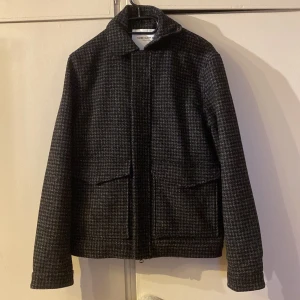 Fodrad ull kappa från These Glory Days - Sååå snygg höst kappa/jacka från these glory days i ull! Den är helt oanvänd och originalpriset är 1300! Storlek S. Skriv vid frågor💕