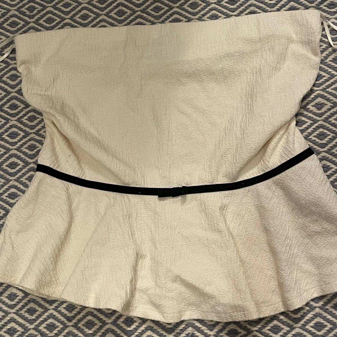 Beige axelbandslös topp från Holly & Whyte