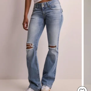  bootcut jeans med hål - Blå bootcut jeans med hål från Nelly. Slutsålda. Använd fåtal gånger. Lite slitningar längst ner. Nypris: 600.