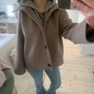 Beige/brun  kappa med knappar - Säljer denna fina kappan från Kappahl i fint skick!😊