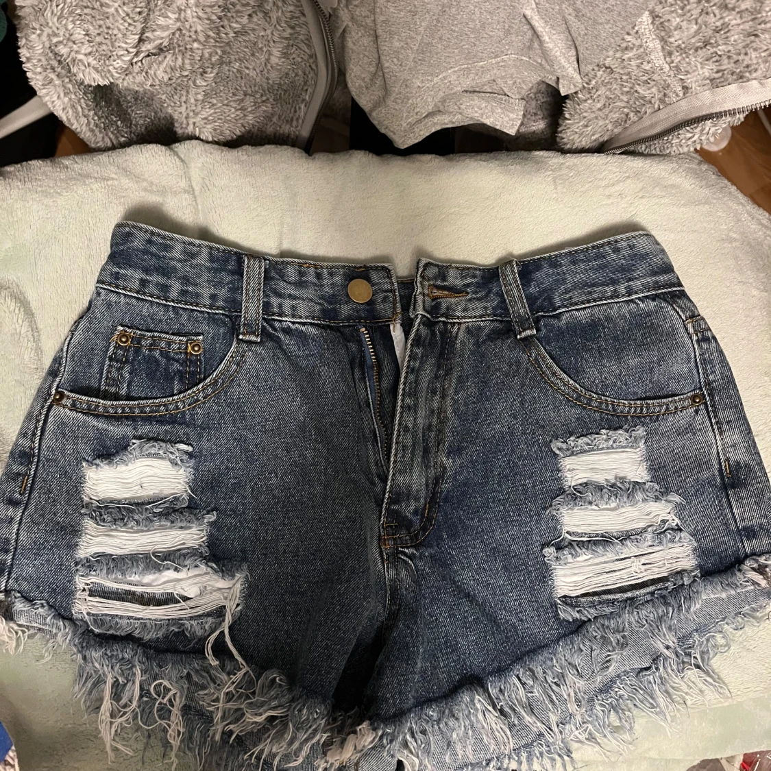 Blå jeansshorts med slitningar - 2