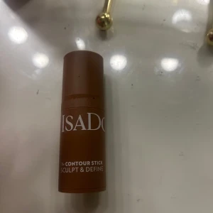 IsaDora Contour Stick i nyansen Warm Mocha - Säljer en IsaDora Contour Stick i nyansen Warm Mocha. Perfekt för att skulptera och definiera ansiktet. Den är vegansk, kliniskt testad och doftfri. Enkel att applicera och blanda för en naturlig look. Använd fåtal gånger då den inte är min färg💞💞