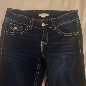 Låg Midjade Jeans - ”Chunky Low Flare Jeans” från Gina young. Väldigt fint skick då de inte används ofta. De är i storlek 158❤️