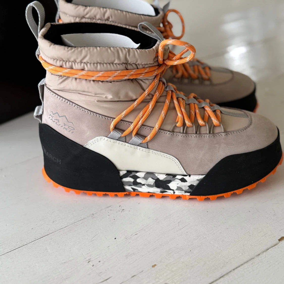 Inuiki Kebenelaise - Beige och orange boots med snörning - 1