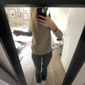 Stickad tröja ifrån ONLY - Säljer denna stickade beiga tröjan ifrån ONLY då jag fick två lika i julklapp💓 Aldrig använd med pris lapparna kvar!! Pris kan diskuteras💕