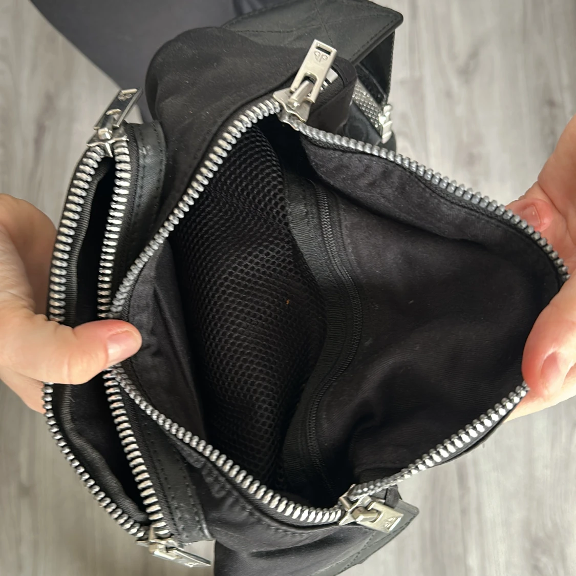 Svart midjeväska med dragkedjor - 1