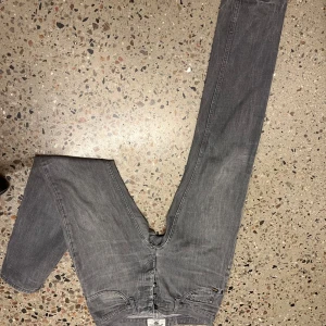 Gråa tiger of sweden jeans - Snygga gråa tiger of sweden jeans i storlek 34, väldigt fint skick med smal passform!  Hör av er vid frågor !