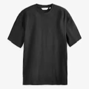 Svart t-shirt - En klassisk svart t-shirt med rund hals och korta ärmar. Perfekt för en stilren och enkel look.