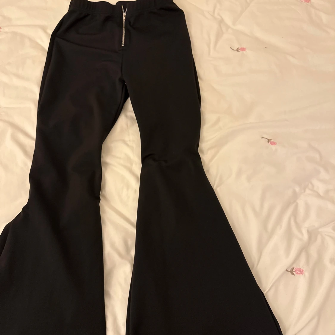 Svarta bootcut byxor med dragkedja - 1