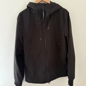 C.P. Company Google jacket - Säljer en C.P. Company vår/regnjacka. Skick 8,5/10 (inga synliga slitage) Storlek 52/L Pris 1800kr. Vid frågor eller funderingar skicka gärna ett dm till mig
