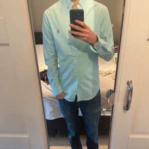 Ralph Lauren slimfit skjorta - Säljer en stilren ljusblå skjorta från Ralph Lauren i slim fit.  Andvänd en enstaka gång 