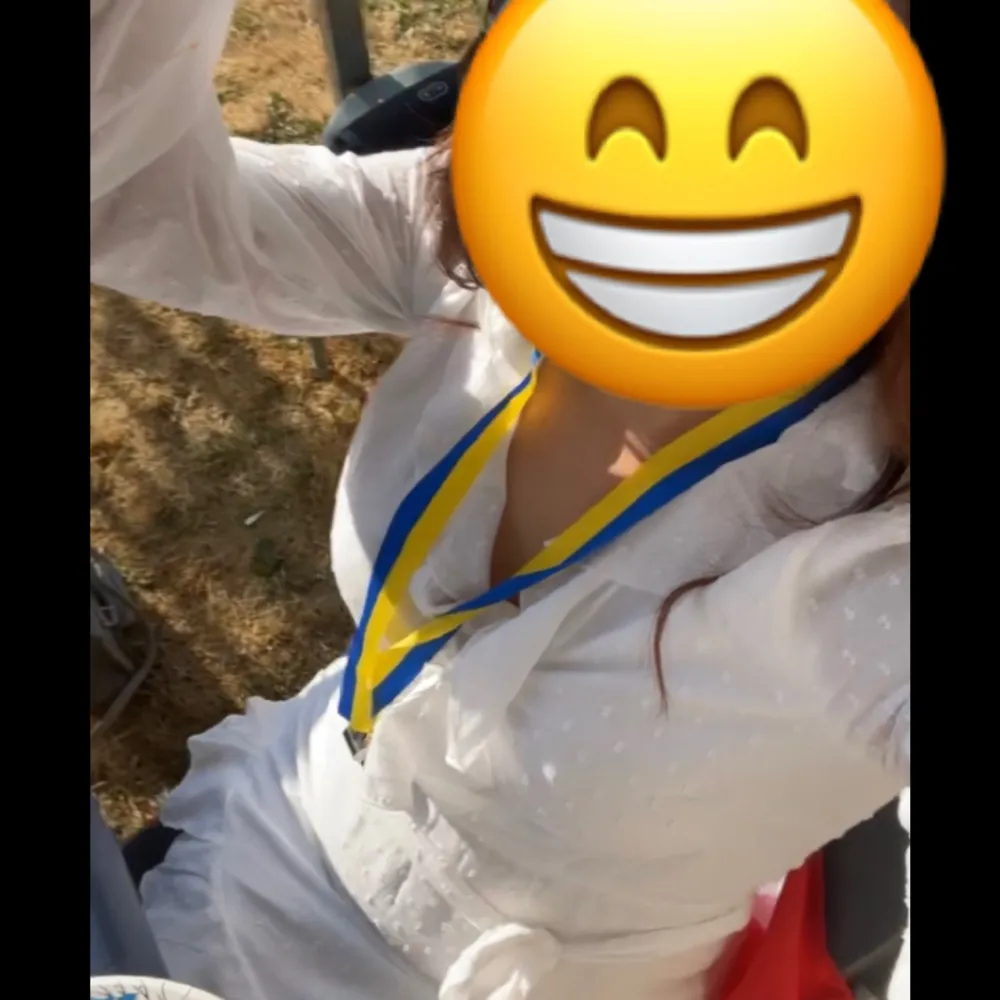 Säljer en söt vit studentklänning från Nelly med volangdetaljer och knytband i midjan. Klänningen har långa ärmar och ett diskret prickigt mönster. Den är luftig och skön, ej genomskinlig! Har använt endast på studenten och den är tvättad och ren🌸. Mekot.