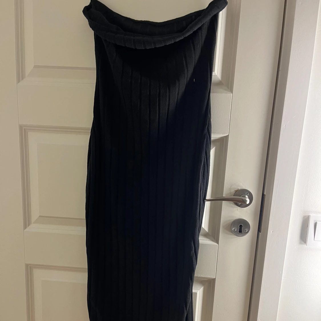 Svart axelbandslös klänning - 1