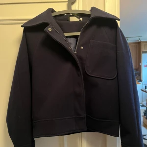 Mörkblå jacka från Zink - Säljer min fina vår jacka från zink då den tyvärr blivit för liten för mig! Storlek XS, helt defekt fri ❤️