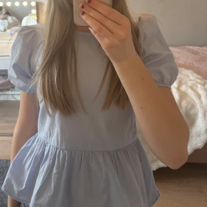 Ljusblå puffärmar blus - En jättefin ljus blå puffärmad blus! Jättefin att använda till flera olika tillfällen!🫰💕