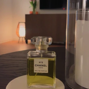 Chanel N°5 Eau de Parfum - Säljer en ikonisk Chanel N°5 Eau de Parfum. Parfymen har en gyllene färg och kommer med en stilren etikett. Fick i present för länge sedan men ståt som dekoration för det mesta✨ nypris är över 1000kr