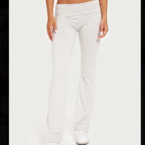 Ljusgrå yoga pants  - Snygga och bekväma ljusgrå yoga pants från Nelly. Säljer dessa då de är för stora för mig. Använda endast få gånger💗Köpta för 300kr