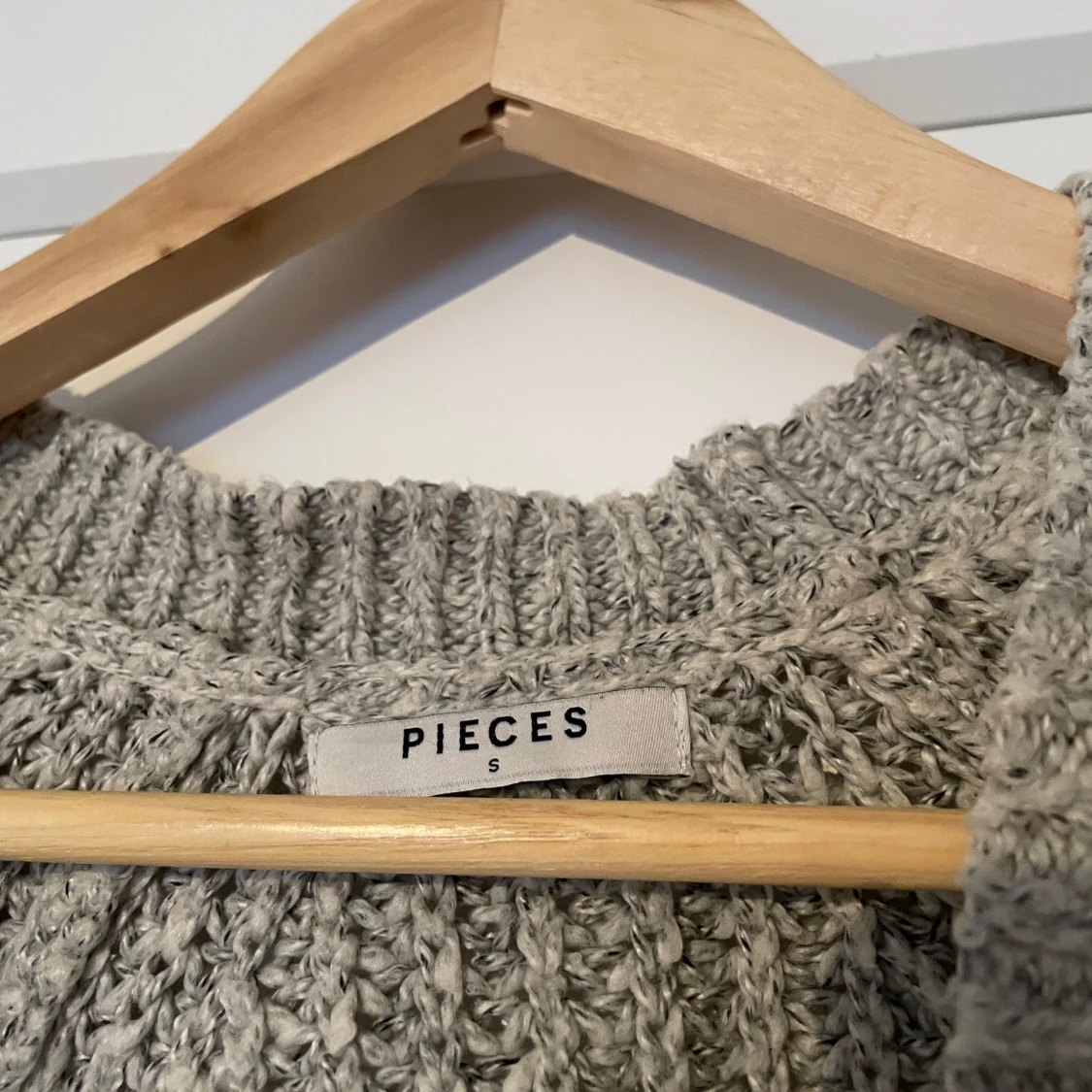 Grå stickad kofta från Pieces - 1