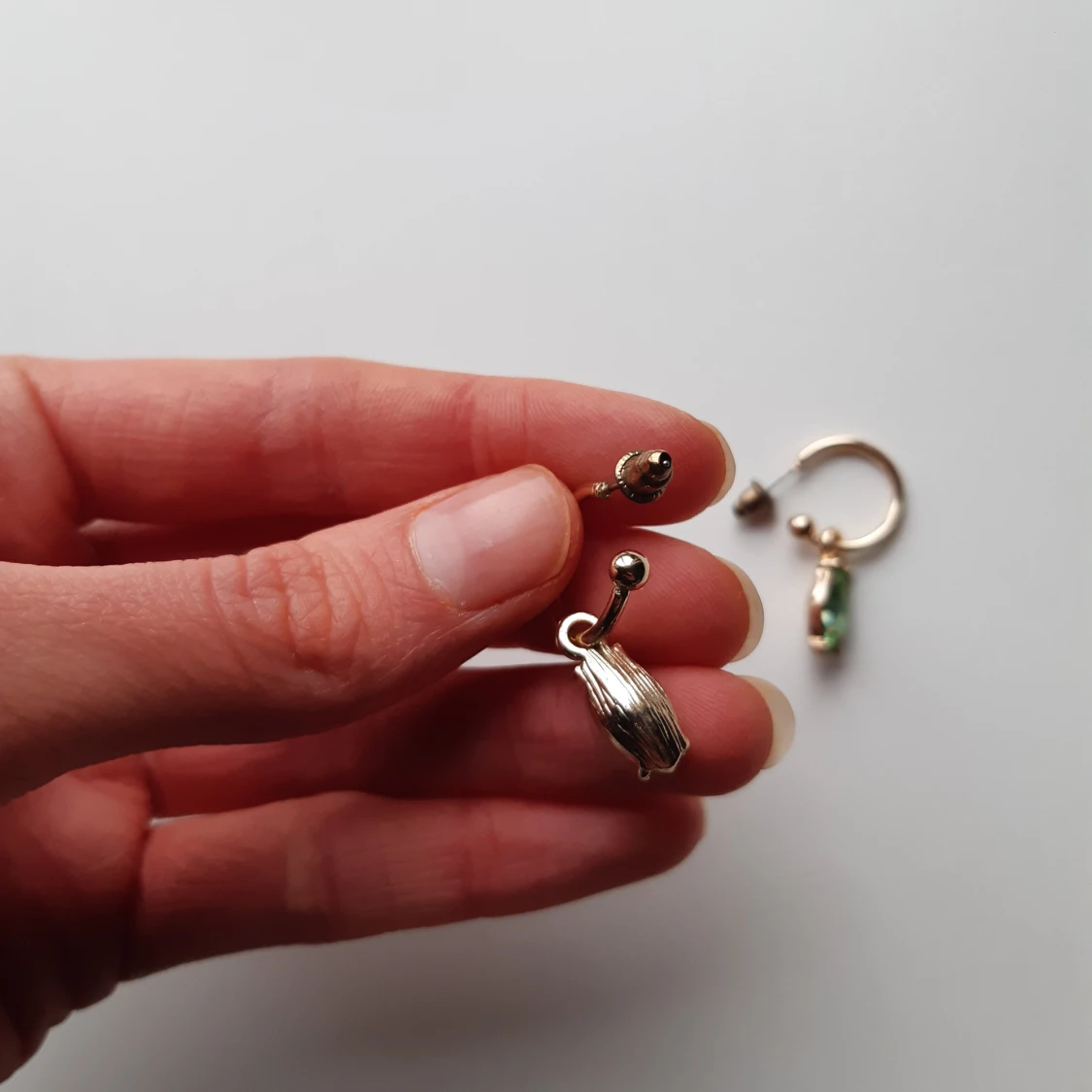 Guldörhängen med gröna stenar - 3