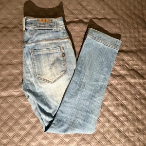 Jeans Dondup Limited Edition - Ett par riktigt schyssta ljusblåa jeans från Dondup i passform slim. Storleken är 29. Jeansen är i Limited edition och har kreativa ränder som går längs med jeansen. Fråga oss gärna vid funderingar!