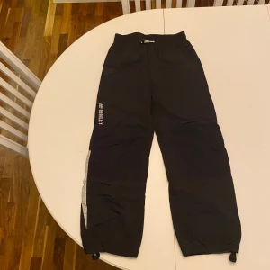 McKinley - Exodus 5000, stl 150 - Byxa McKinley i funktionsmaterial, Exodus 5000, stl 150. Resår i midja och i benslut.  Mycket fint skick. Hittar inget att anmärka på. Rök- och djurfritt hem.